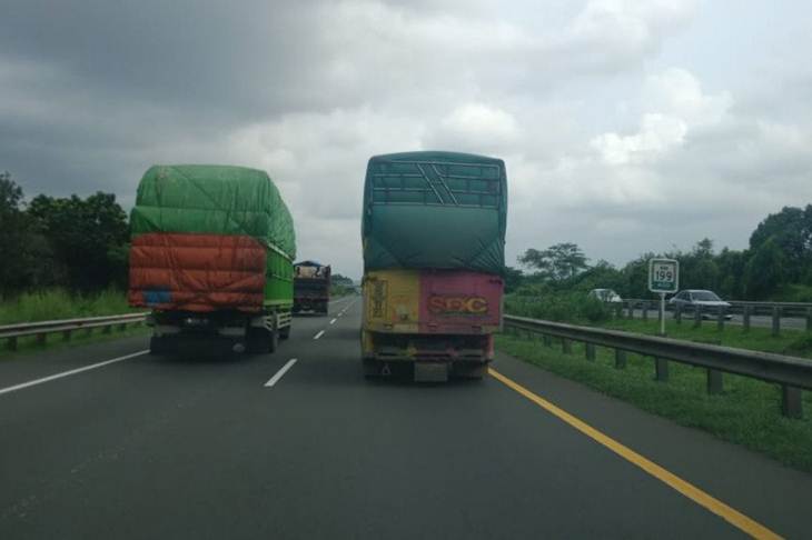 Kendaraan barang yang mengangkut muatal lebih dan dimensi lebih (overdimension overloading) di Jalan Tol Cikampek-Palimanan dan Tol Brebes-Semarang pada 29 Maret 2020. (Antara/Djoko Setijowarno)