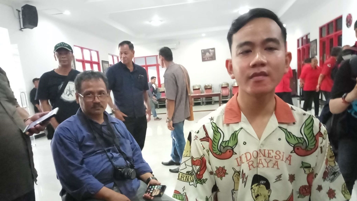 Gibran Rakabuming Raka menyampaikan keterangan terkait spanduk dukungan yang muncul di Solo, Jawa Tengah, Senin (23/3). (MP/Ismail)