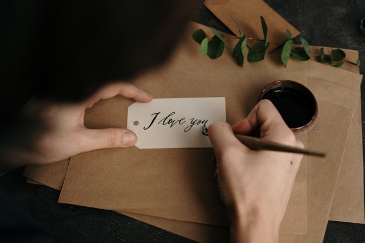 Temukan Kado Valentine Terbaik Sesuai dengan Bahasa Cinta Pasangan