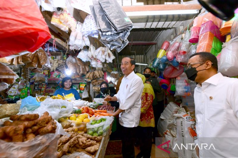 Presiden Tinjau Stok dan Harga Pangan di Pasar Wonokromo Surabaya