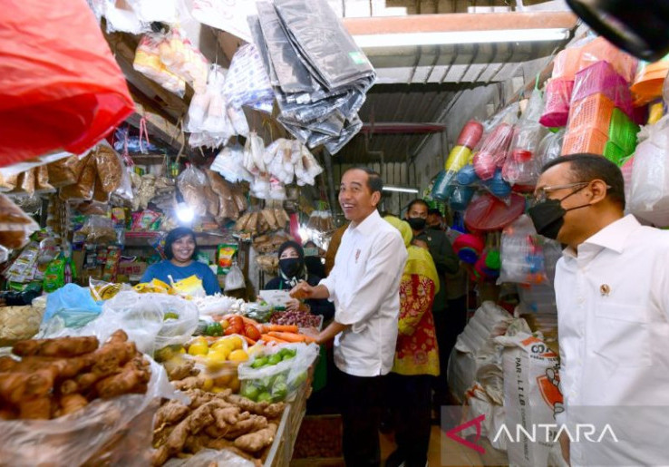 Presiden Tinjau Stok dan Harga Pangan di Pasar Wonokromo Surabaya