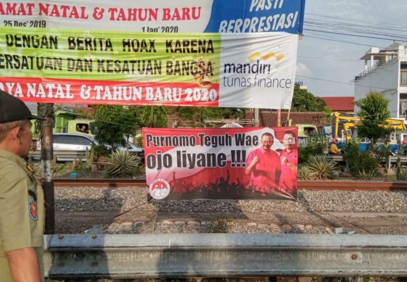 Satpol PP Tertibkan Puluhan Spanduk Dukungan Gibran dan Purnomo di Pilwakot Solo