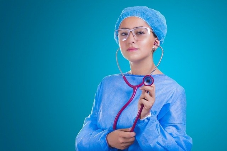 Ilustrasi petugas medis menggunakan stetoskop. (Foto: Pixabay/voltamax)