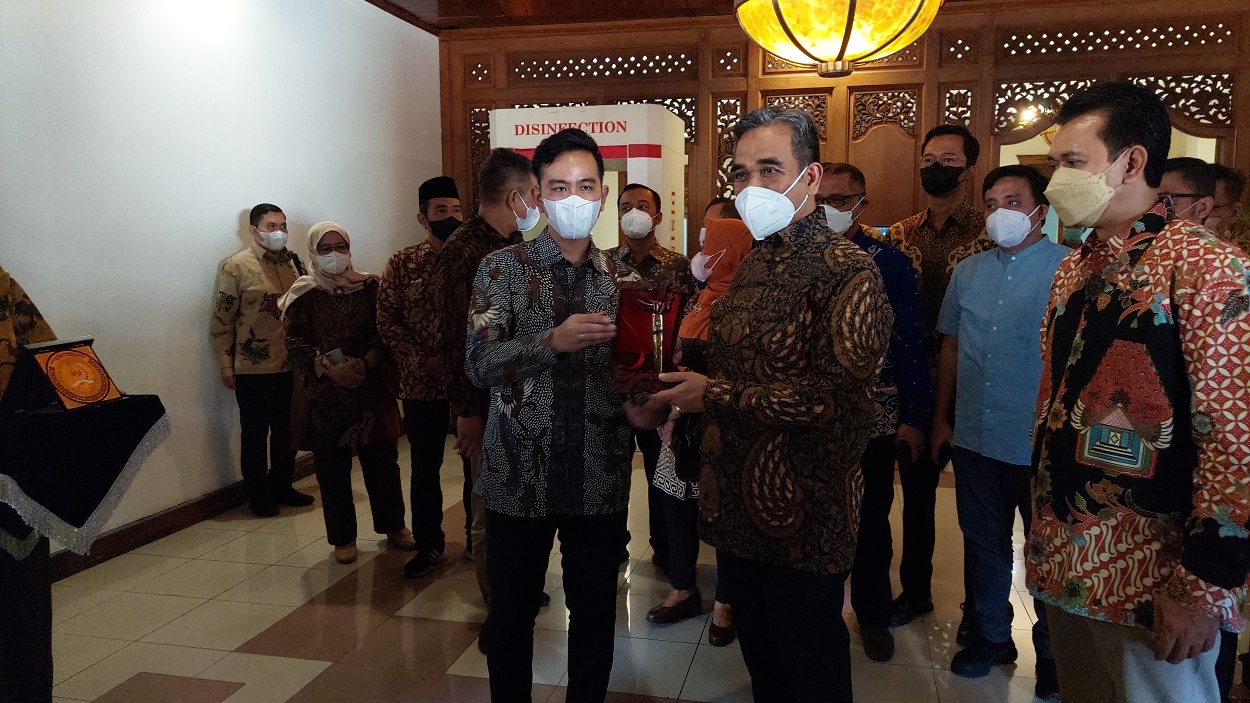 Sekretaris Jendral (Sekjen) Partai Gerindra, Ahmad Muzani memberikan cinderamata pada Wali Kota Solo Gibran Rakabuming Raka, Rabu (6/4). (MP/Ismail)