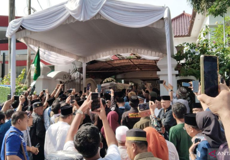 Alex Noerdin Dimakamkan di TPU Kebun Bunga, Program Sekolah Gratis Jadi Warisan Abadi