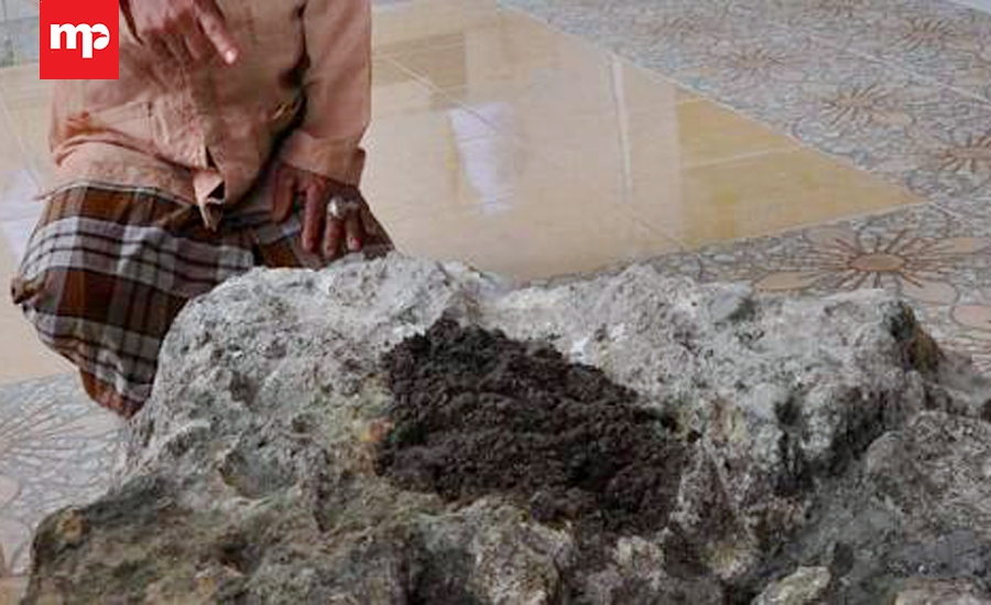 Batu Tempat Tirakat Sunan Giri Tersimpan di Masjid Beji Kebomas