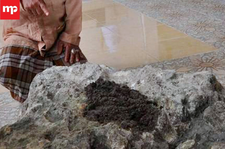 Batu Tempat Tirakat Sunan Giri Tersimpan di Masjid Beji Kebomas