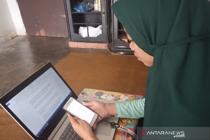 Siswa sedang belajar daring. (ANTARA/Nanang Mairiadi/Elmayani)