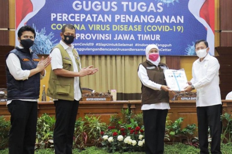 Menteri Kesehatan dr Terawan Agus Putranto (kanan) secara simbolis menyerahkan bantuan alat kesehatan ke Gubernur Jatim Khofifah Indar Parawansa (dua kanan) yang disaksikan Ketua Gugus Tugas Percepatan Penanganan COVID-19 Pusat Doni Monardo (dua kiri) dan Wagub Jatim Emil Dardak (kiri) di Gedung Negara Grahadi di Surabaya, Selasa (02/06/2020). (ANTARA/Humas Pemprov Jatim/FA)