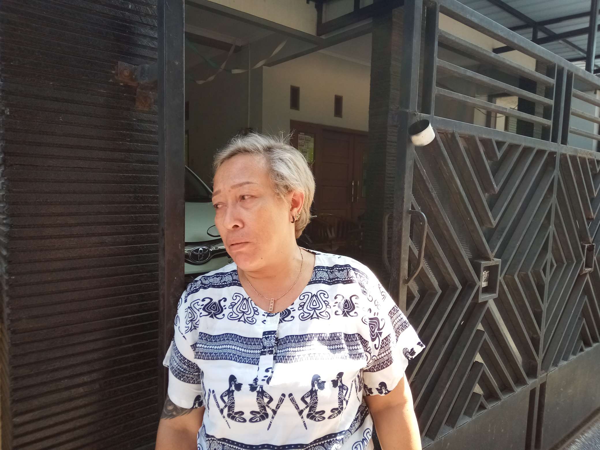 Adik bungsu Nunung, Wulantri (40) memberikan penjelasan terkait ditangkapnya Nunung dalam kasus penyalahgunaan narkotika, Sabtu (20/7). (MP/Ismail)