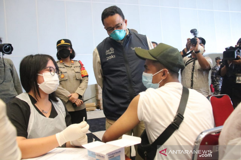 Gubernur DKI Jakarta Anies Baswedan saat meninjau gerai serbuan vaksin di JIExpo Kemayoran, Jakarta Pusat, Minggu (11/07/2021). (ANTARA/HO Pemprov DKI Jakarta)
