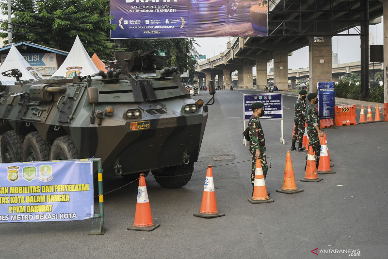 Prajurit TNI berjaga di pos PPKM Darurat di Kalimalang, Jakarta Timur, Rabu (7/7/2021). ANTARA FOTO/Fakhri Hermansyah/aww.