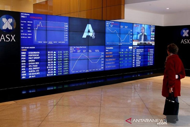 FILE FOTO: Seorang investor berdiri di depan papan yang memperlihatkan harga saham di Australian Securities Exchange (ASX) di Sydney, Australia, (27/06/2016). ANTARA/REUTERS/David Gray/am.