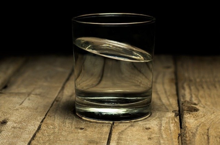 Minum segelas air (Foto: Pixabay/95839)