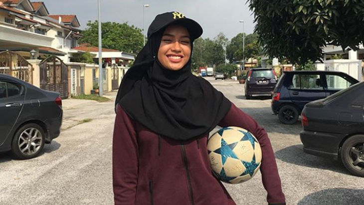 Hijaber ini Jadi Viral, Bermain Bola Freestyle