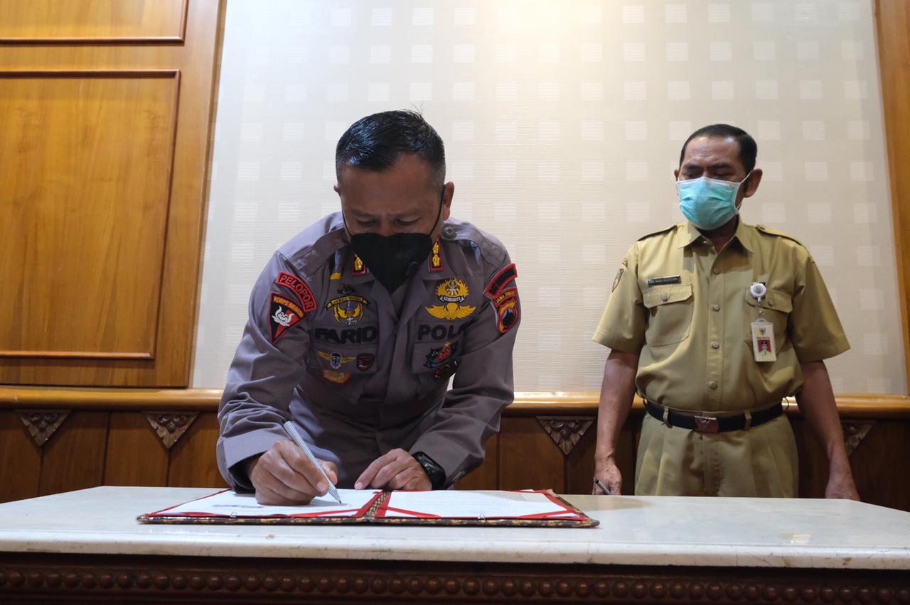 Pemkot Solo, Jawa Tengah menyerahkan tanah hibah seluas 13.000 M2 Pada Polda Jawa Tengah untuk dibangun rusun asrama Brimob, Senin (25/1). (MP/Ismail)