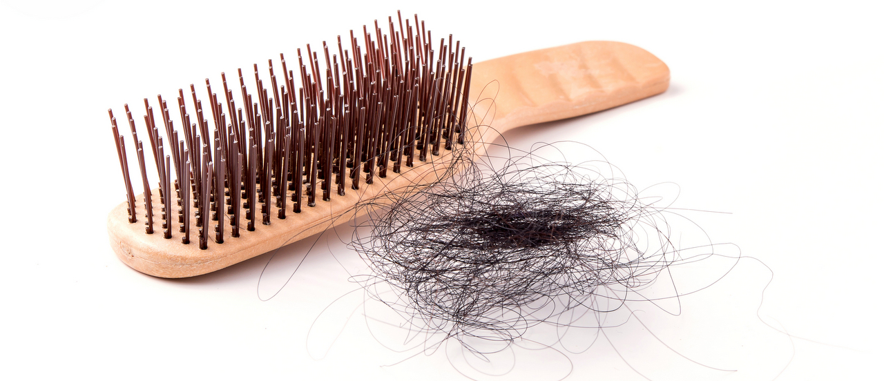  Rambut rontok memang menjadi momok menakutkan (Sumber: therecoveryvillage.com)