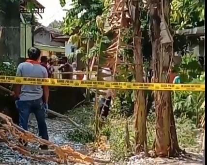Balon udara berisikan petasan meledak gegerkan warga Desa Sabrang, Kecamatan Delanggu, Kabupaten Klaten, Jawa Tengah, Senin (17/5). (MP/Ismail)