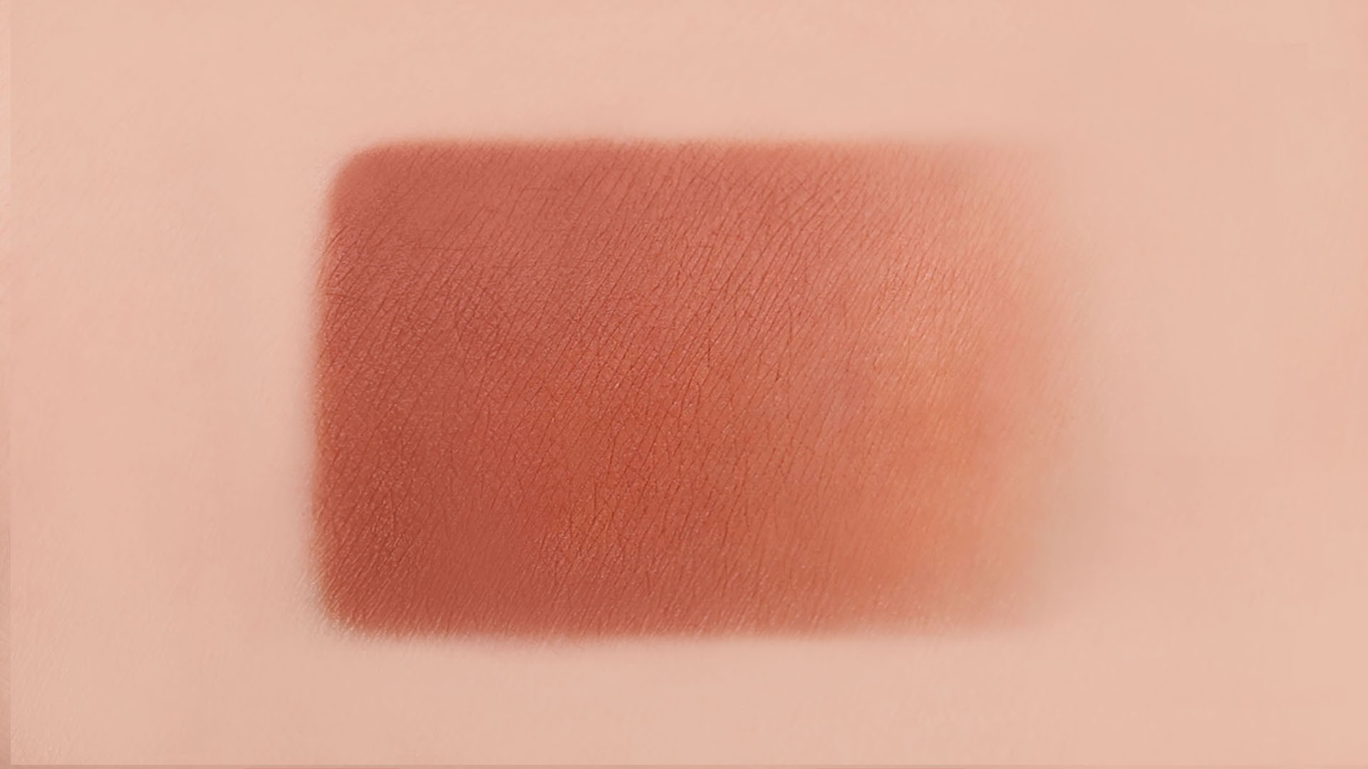 Tea Rose terlihat lebih nude pada aslinya sehingga bisa menghasilkan gradient lips yang sempurna. (Foto Ist)