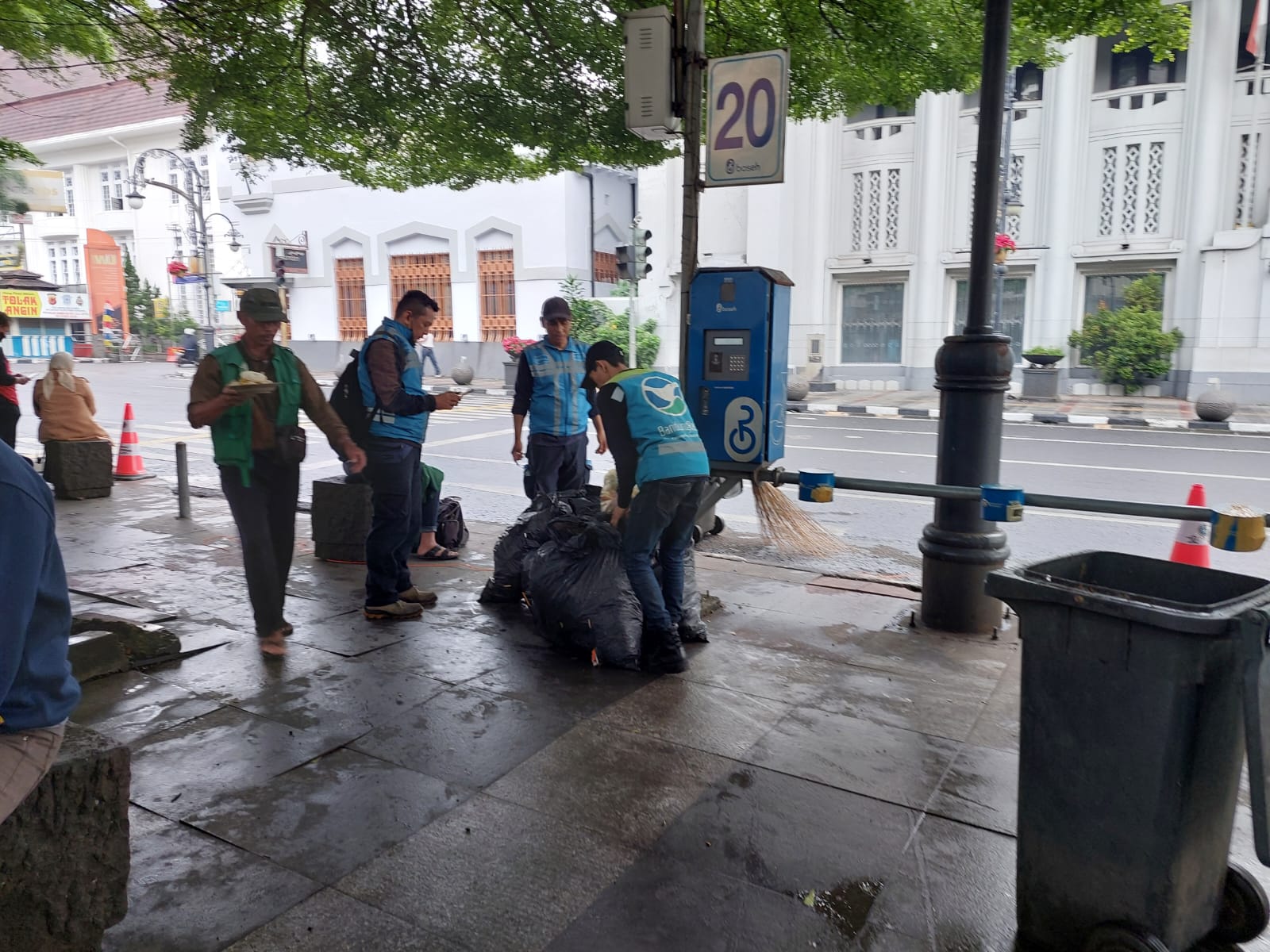 472 Petugas Kebersihan Bandung Diturunkan Bersihkan Sampah Malam Tahun Baru