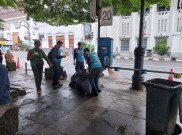 472 Petugas Kebersihan Bandung Diturunkan Bersihkan Sampah Malam Tahun Baru