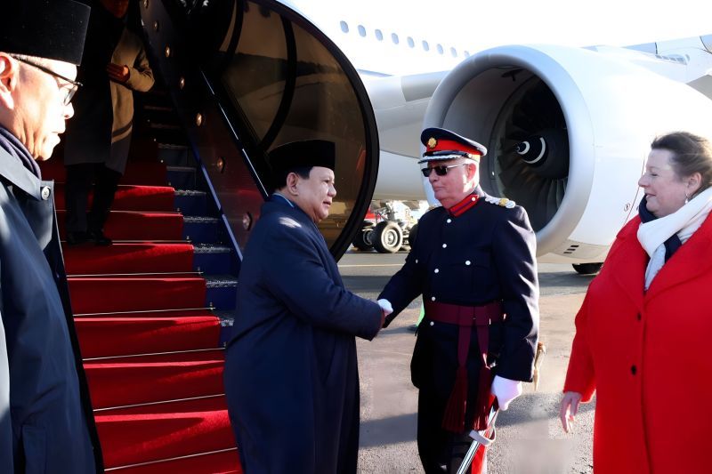 Prabowo Disambut Cuaca Dingin Saat Sampai London