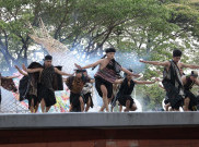 Warga Solo Antusias Saksikan Festival Payung Indonesia 2024