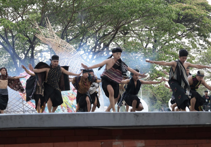 Warga Solo Antusias Saksikan Festival Payung Indonesia 2024