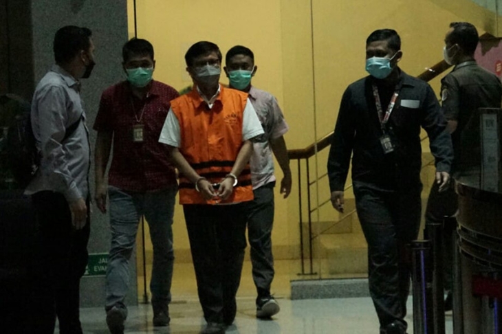 Mantan Dirut Perumda Pembangunan Sarana Jaya Yoory Corneles Pinontoan (rompi jingga), di Gedung KPK, Jakarta, Kamis (27/5/2021). ANTARA/HO-Humas KPK