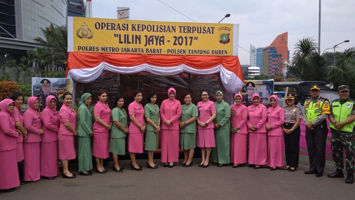 Kunjungan Bhayangkari Polres Metro Jakarta Barat dan Persit Kartika Chandra Kirana cab XVII Jakarta Barat mengunjungi pos pam sambil memberikan bantuan sembako. (Istimewa)