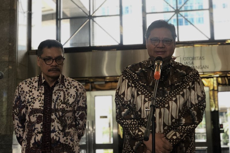 Menteri Koordinator Bidang Perekonomian Airlangga Hartarto di Kantor OJK, Jakarta, Kamis (5/3/2020). (ANTARA/AstridFaidlatulHabibah)