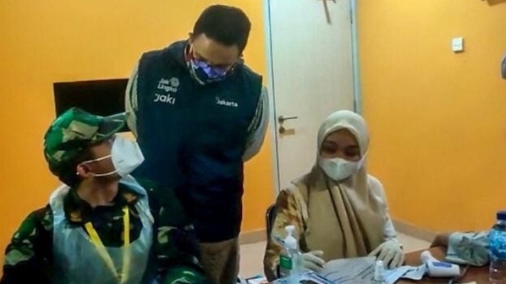 Gubernur DKI Jakarta Anies Baswedan saat meninjau pelaksanaan vaksinasi COVID-19 di Terminal Pulogebang, Jakarta, Sabtu (17/7). ANTARA/HO-Kominfotik Jakarta Timur