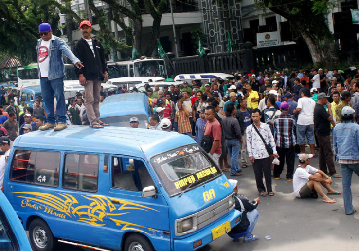Tolak Angkutan Berbasis Online Ratusan Sopir Angkot Kepung Puspemkot Tangerang