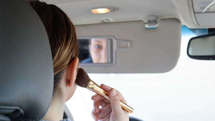 Samarkan Mata Panda dengan Teknik Ombre Concealer