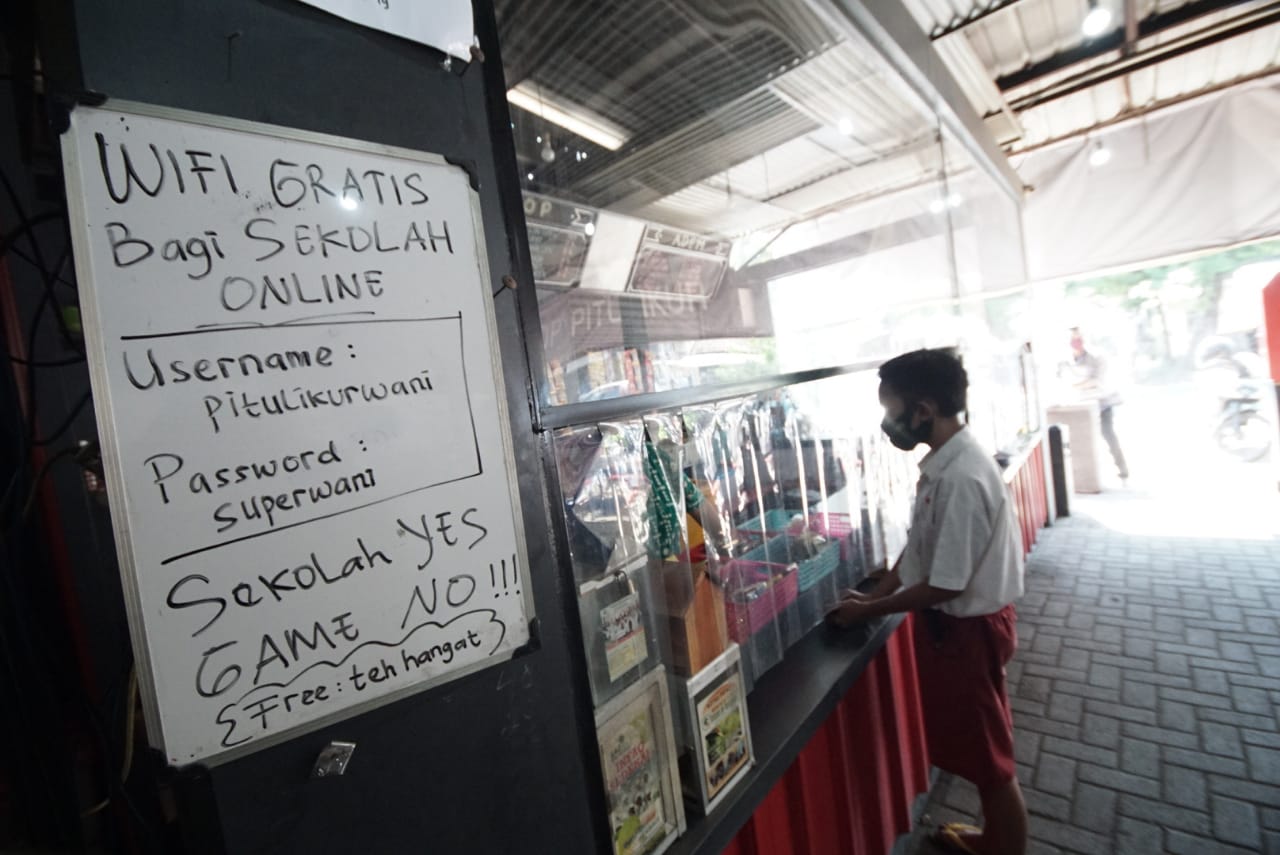 Siswa SMP Negeri di Sidoarjo kota sedang belajar di warkop.