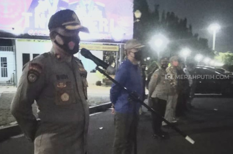 Angka COVID-19 Tinggi, TNI-Polri Bubarkan Kerumunan Warga di Monas