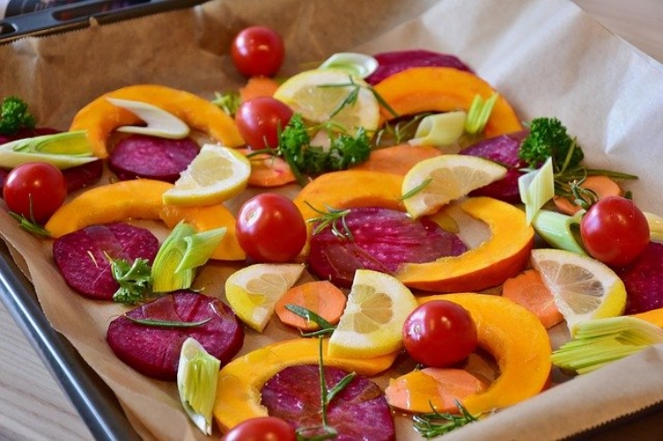 Banyak orang salah persepsi dengan apa itu makanan sehat. (Foto: Pixabay/RitaE)