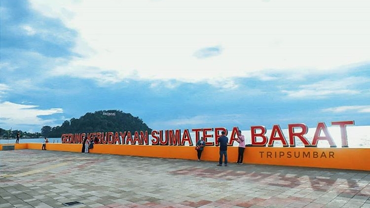 Nikmati Indahnya Pantai Padang, Jangan Lewatkan Spot Favorit Muda-Mudi di Pelataran Taman Budaya