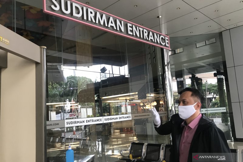 Pengunjung memasuki FX Sudirman di Jakarta Selatan, Selasa (9/6/2020). FX Sudirman bersiap buka menerima pengunjung pada 15 Juni mendatang, sesuai dengan peraturan gubernur, dengan menerapkan protokol kesehatan. (ANTARA/Arindra Meodia)