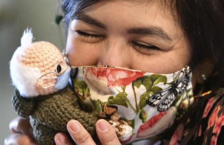 Viral, Boneka Rajut Bernie Sanders Terjual Ratusan Juta Rupiah