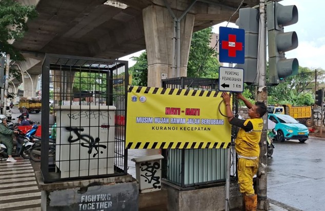 Jalan Bolong dan Rusak Pemprov Jakarta Pasang Imbauan Hati-Hati