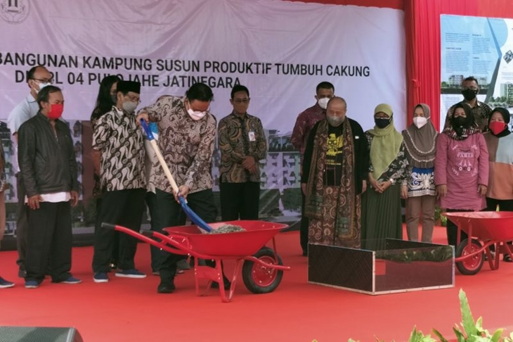 Gubernur DKI Jakarta Anies Baswedan menaruh pasir ke dalam wadah sebagai bentuk simbolis dimulainya pembangunan Kampung Susun Produktif Tumbuh Cakung, Jatinegara, Jakarta Timur, Kamis (7/10/2021). (ANTARA/Walda)