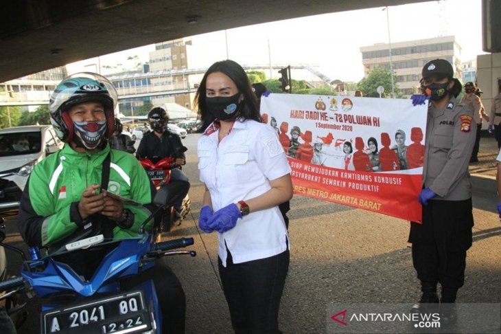 Pembagian masker gratis untuk pengemudi ojek daring oleh polwan Polres Metro Jakarta Barat, Senin (31/8/2020). (ANTARA/HO-Polres Metro Jakarta Barat)