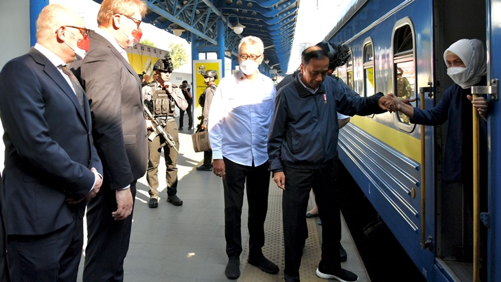 Presiden Jokowi dan Ibu Negara Iriana Joko Widodo tiba di Ukraina. (Foto: MP/Setkab)