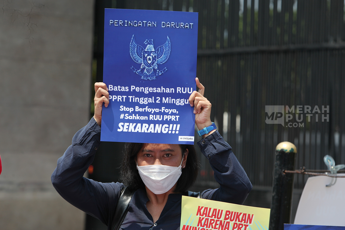 Aksi Demo ART Tuntut Sahkan RUU PPRT di Depan Gedung DPR