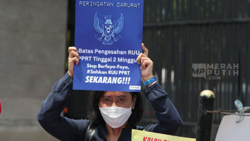 Aksi Demo ART Tuntut Sahkan RUU PPRT di Depan Gedung DPR