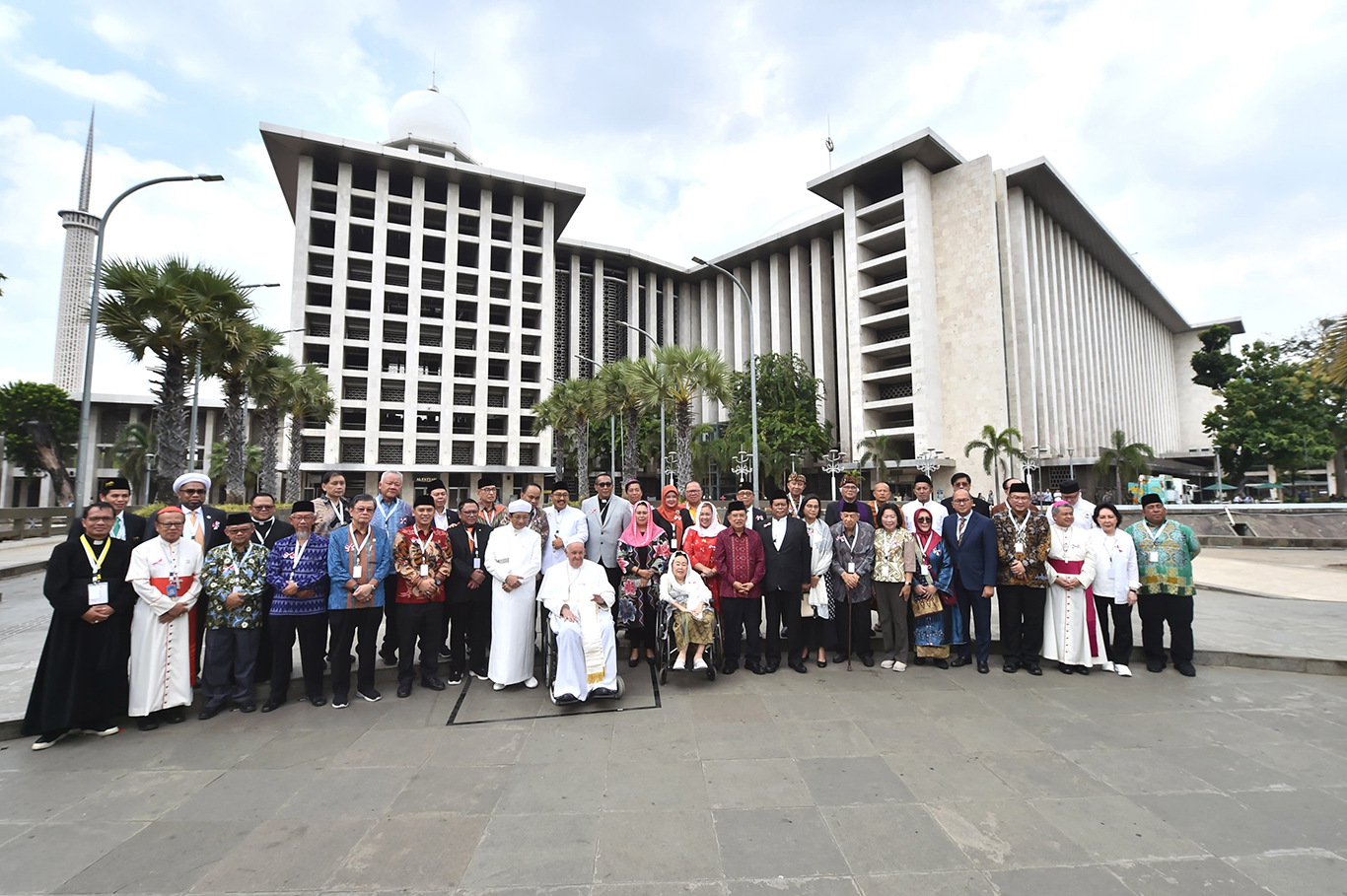Momen Harmoni Paus Fransiskus  berfoto bersama dengan tokoh lintas agama dalam Interreligious Meeting di Masjid Istiqlal