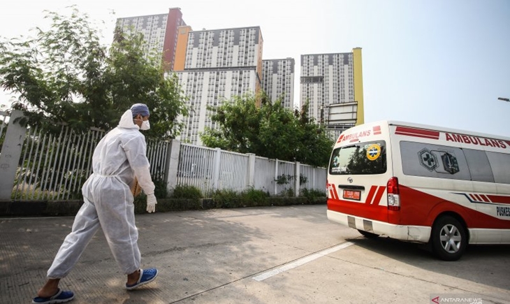 Tenaga kesehatan berjalan memasuki kawasan RSDC Wisma Atlet, Jakarta, Rabu (2/6/2021). ANTARA FOTO/Rivan Awal Lingga/nz