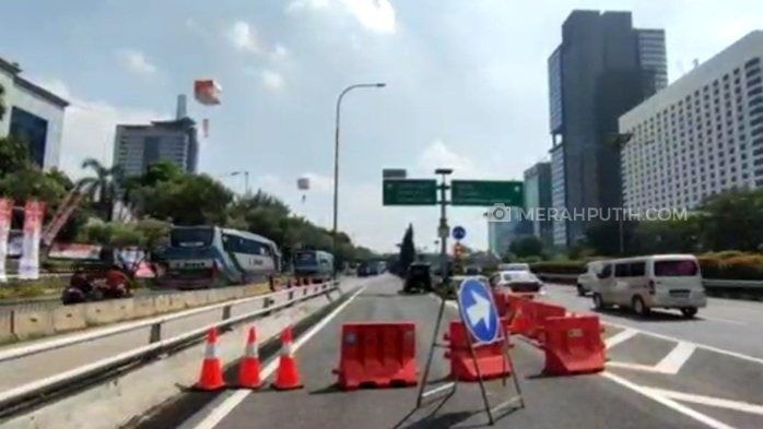 Kepolisian mengalihkan puluhan kendaraan pribadi yang hendak keluar melalui pintu tol Semanggi, Sabtu (3/7) siang. (Foto: MP/Ponco  Sulaksono)