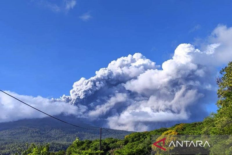 Gunung Lewotobi Lontarkan Abu Vulkanis